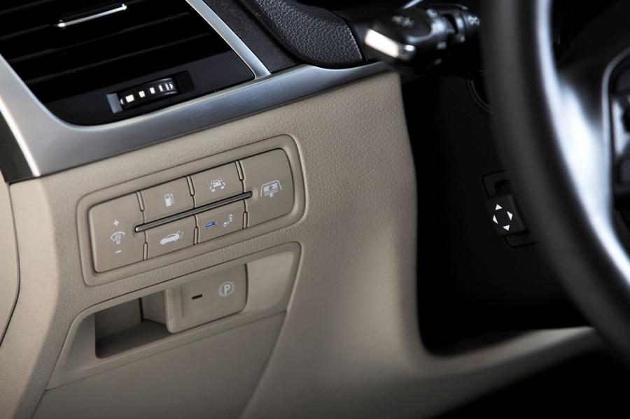 Детали интерьера Hyundai Genesis 2014 года  (NA) (фото 34 из 105)